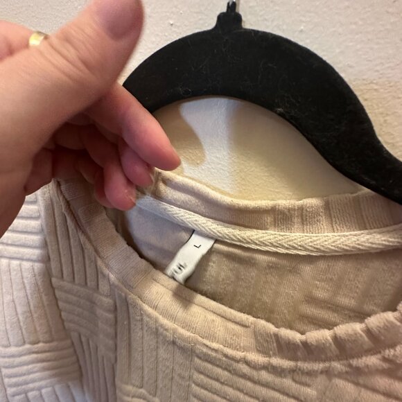 Minimalist textured short-sleeve top in beige, size L. Modern boxy fit, soft fab - Picture 3 of 4